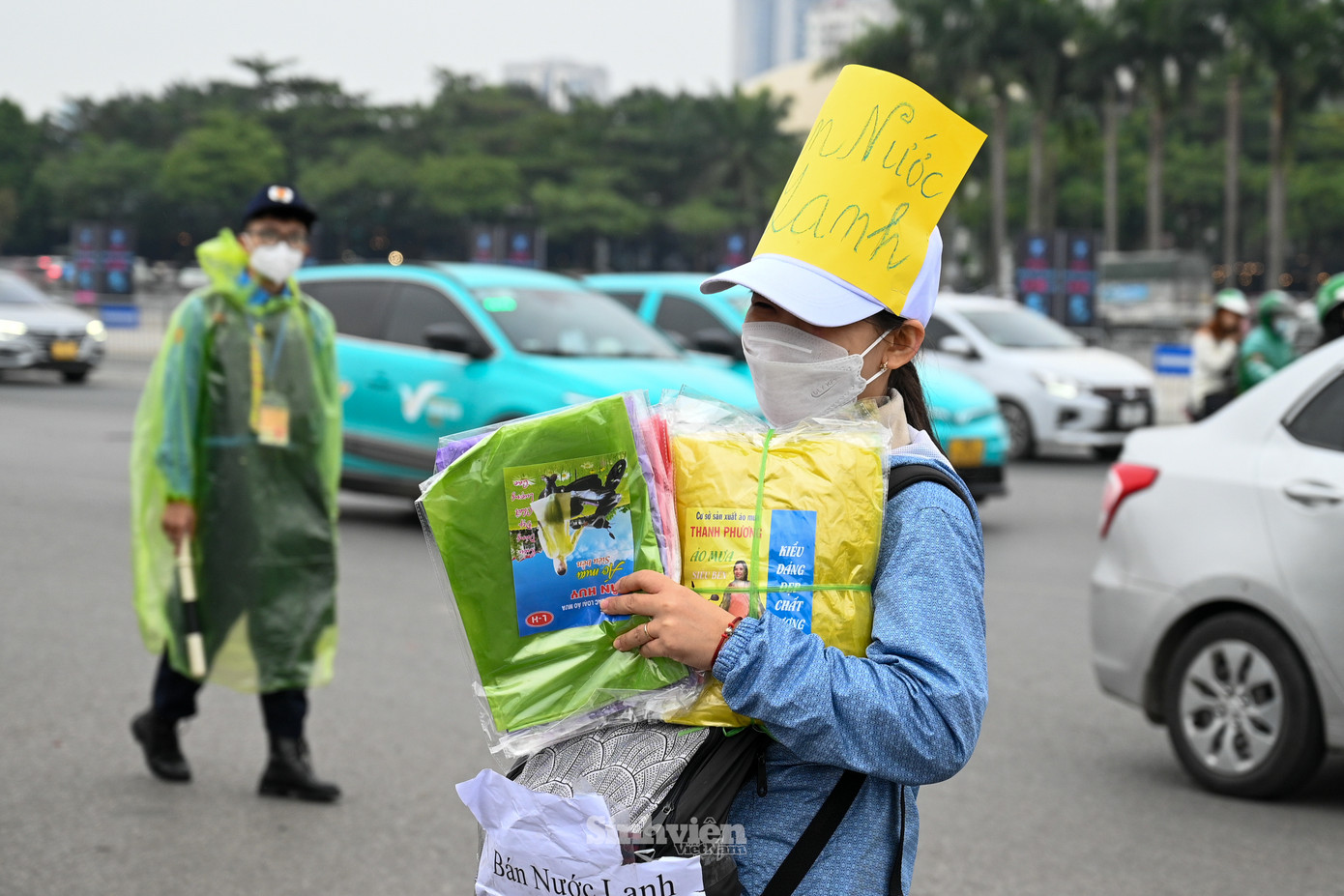 Thời tiết Hà Nội trở lạnh, thi thoảng có mưa bay lất phất, áo mưa trở thành mặt hàng đắt đỏ.