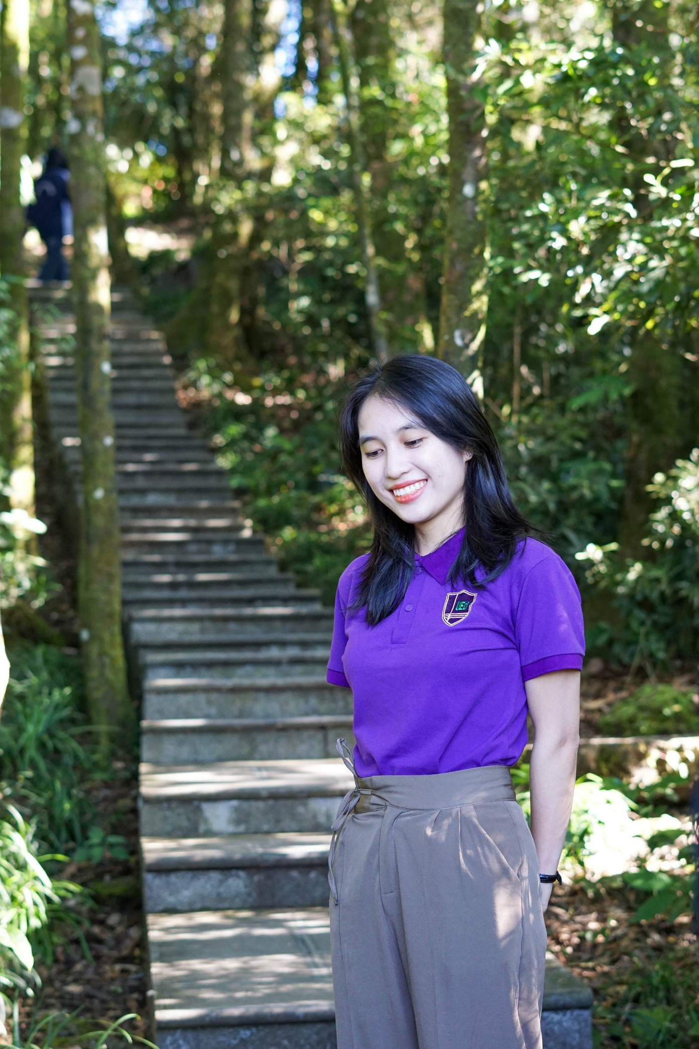 Cô nàng đi dâng hương tại đền thờ Bác Hồ - Ba Vì cùng đoàn sinh viên tiêu biểu Đại học Quốc gia Hà Nội (VNU). Cô nàng đi dâng hương tại đền thờ Bác Hồ - Ba Vì cùng đoàn sinh viên tiêu biểu Đại học Quốc gia Hà Nội (VNU).