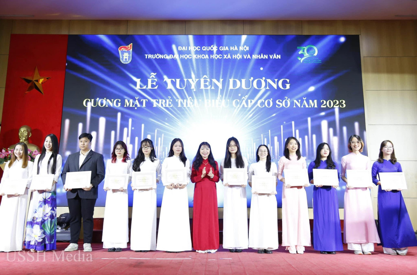 Như Quỳnh (thứ 2 từ trái qua) rạng rỡ trong Lễ tuyên dương Gương mặt trẻ tiêu biểu cấp cơ sở năm 2023.