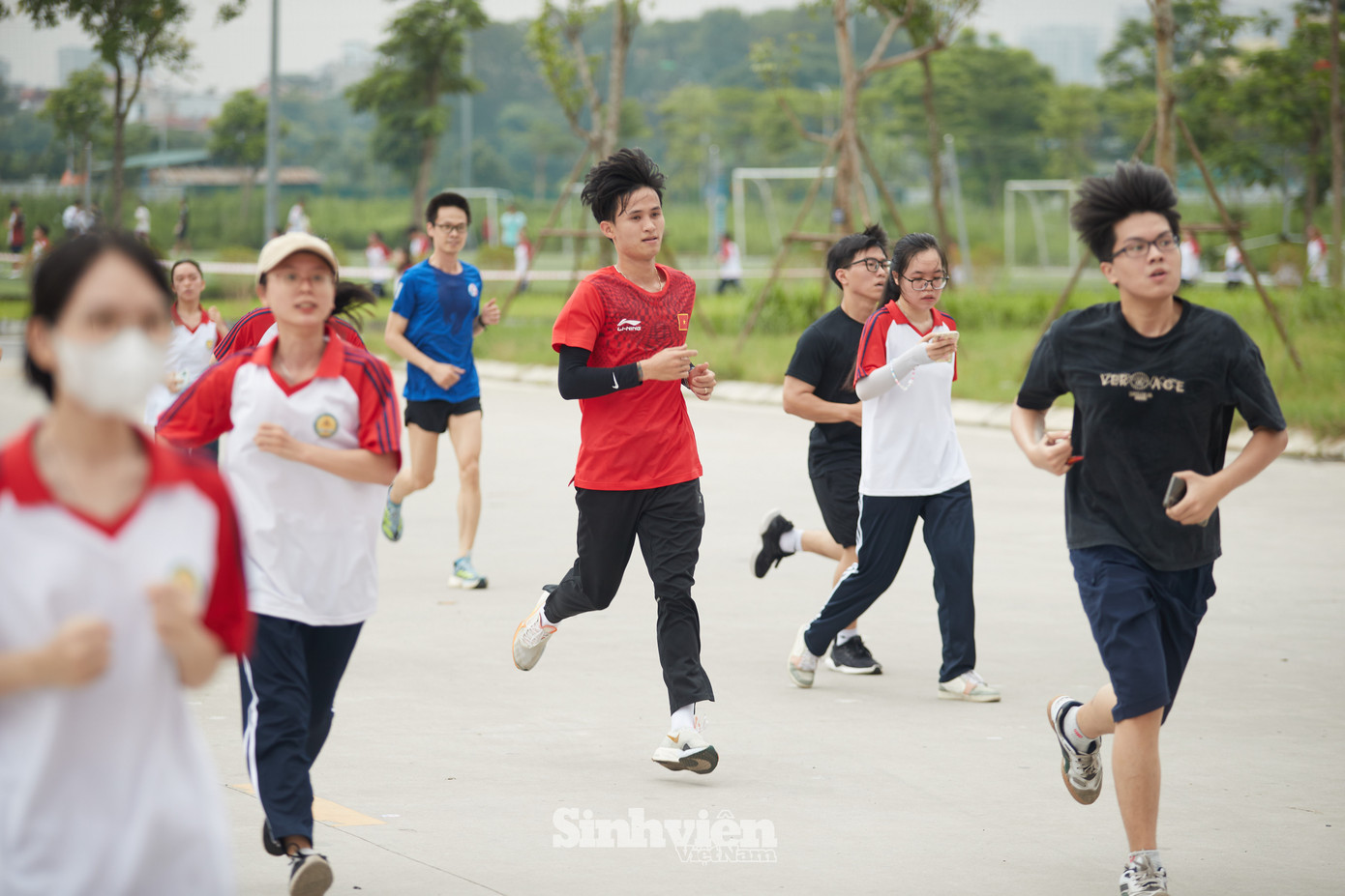Các bạn sinh viên hào hứng "cọ xát" với VĐV đội tuyển quốc gia.