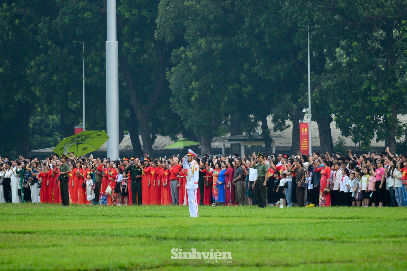 Hàng ngàn người hướng về lá cờ Tổ quốc thiêng liêng.