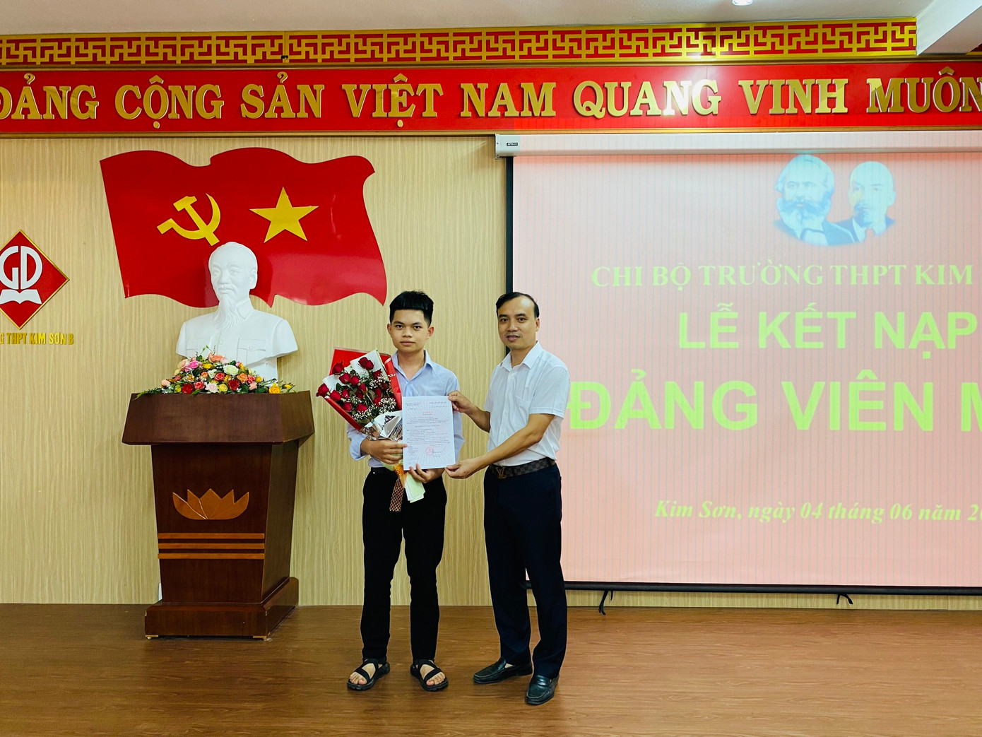 Thắng vinh dự được kết nạp Đảng.