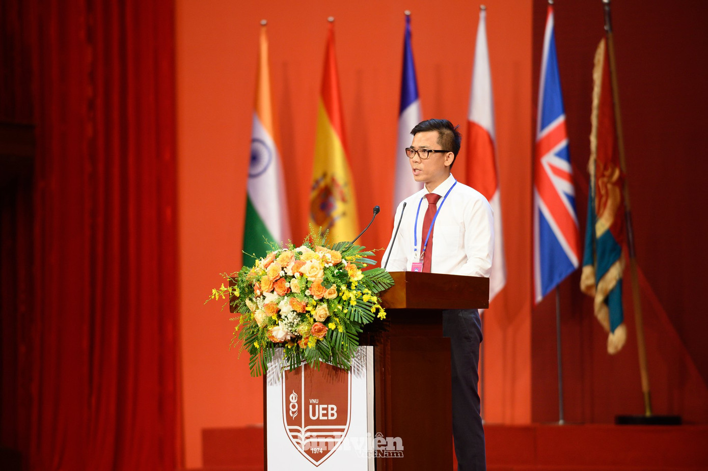 ThS Nguyễn Trung Phong, Trưởng phòng Chính trị và Công tác sinh viên công bố quyết định khen thưởng.