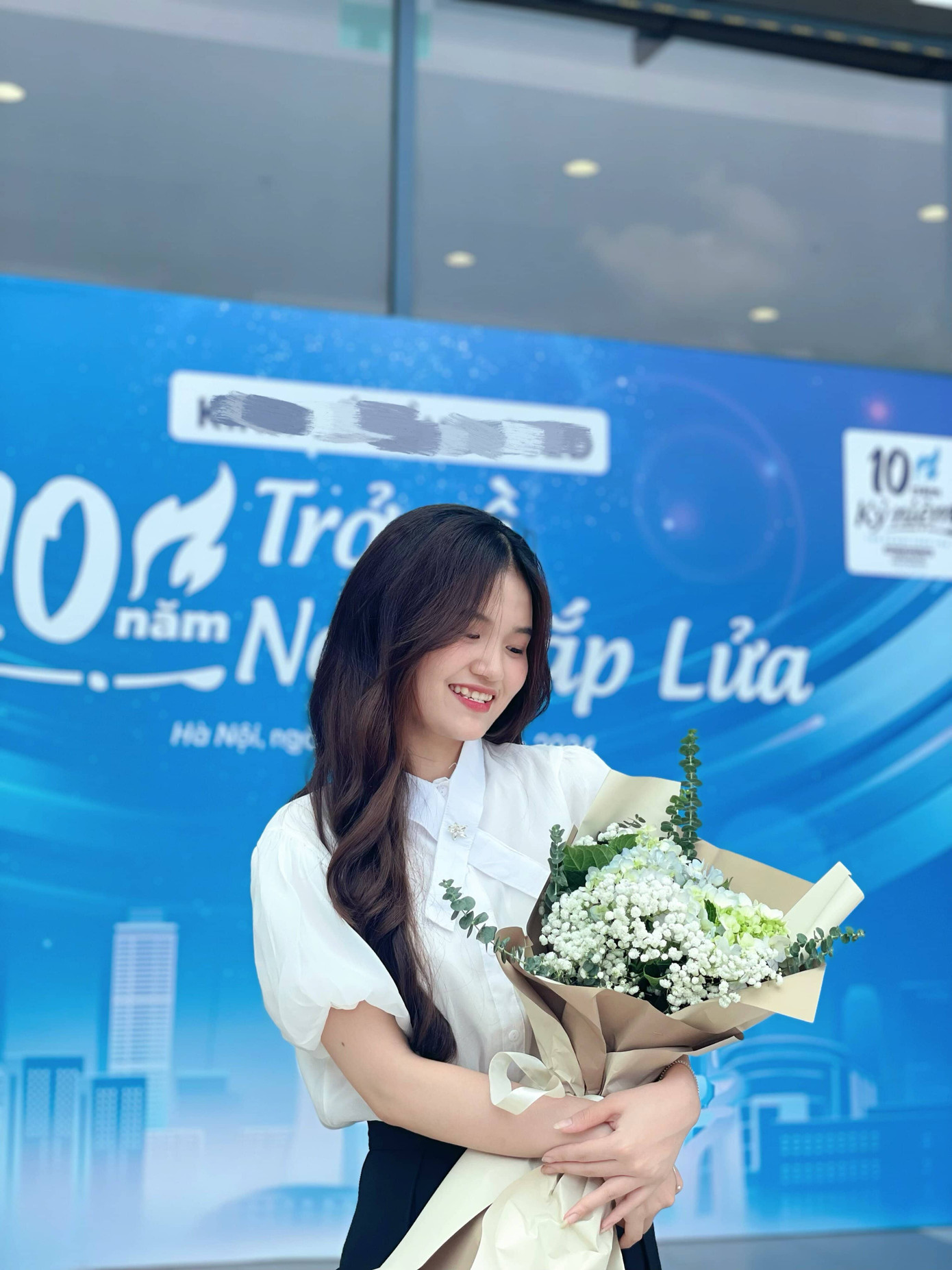 Hoàng Phi Yến là sinh viên tốt nghiệp Xuất sắc ngành Marketing trường ĐH Kinh tế quốc dân. Hoàng Phi Yến là sinh viên tốt nghiệp Xuất sắc ngành Marketing trường ĐH Kinh tế quốc dân.