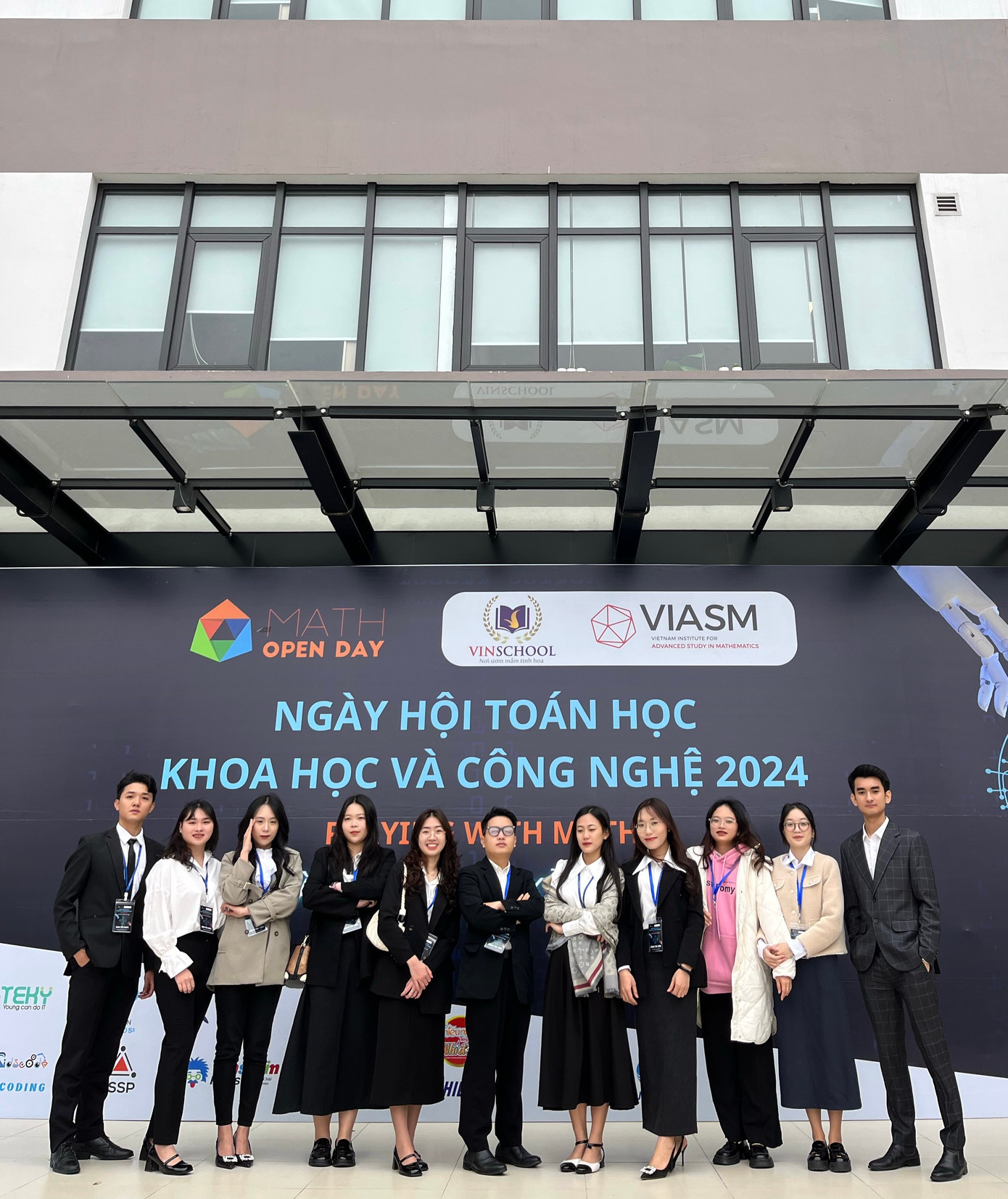 Lê Đăng Quyết (đầu tiên từ trái sang) xuất sắc đỗ thực tập tại Hệ thống Vinschool.