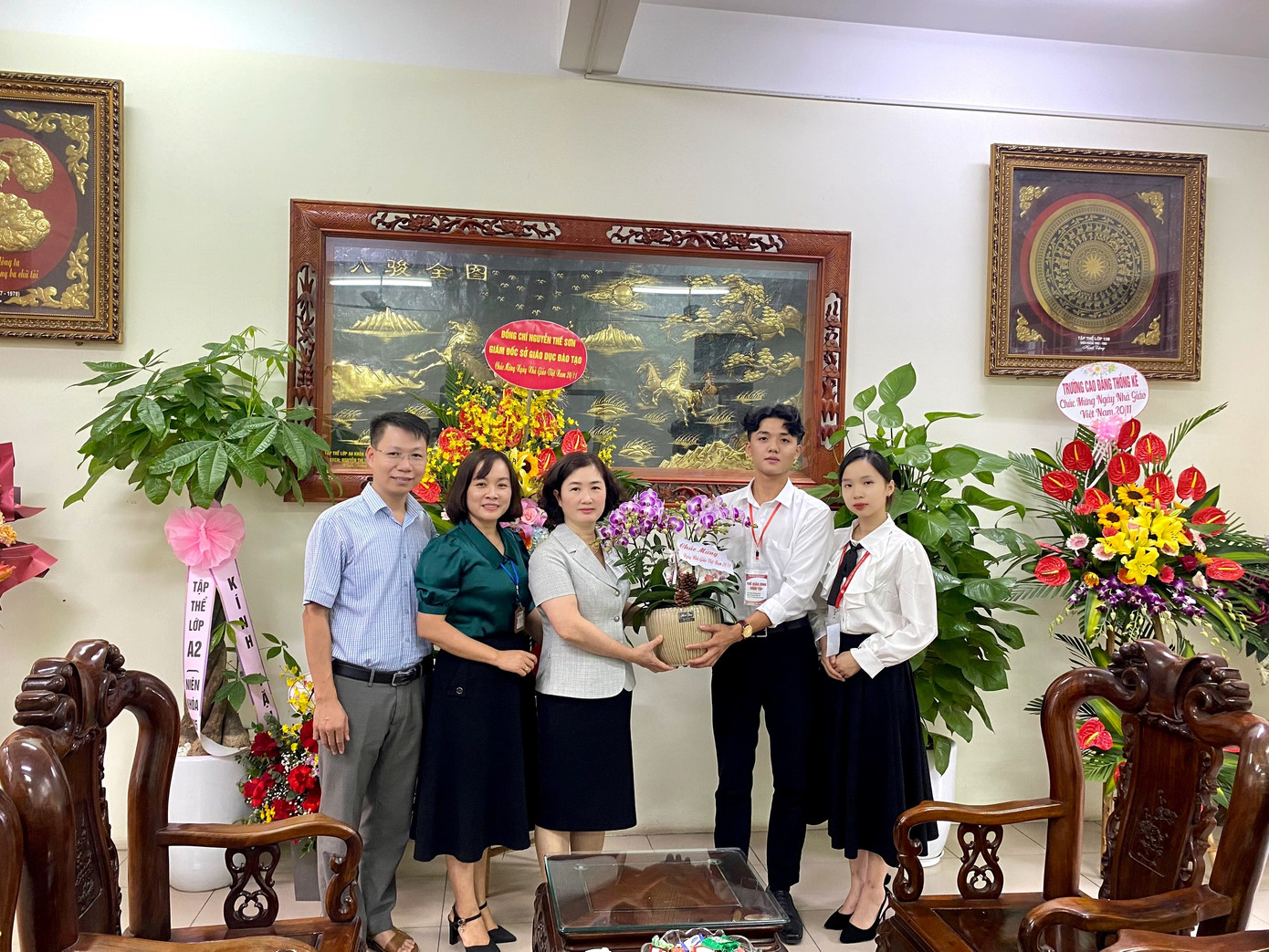 Lê Đăng Quyết (áo trắng) được làm trưởng đoàn thực tập dẫn dắt sinh viên trường Đại học Sư phạm Hà Nội 2 tại trường THPT Hàn Thuyên - Bắc Ninh.