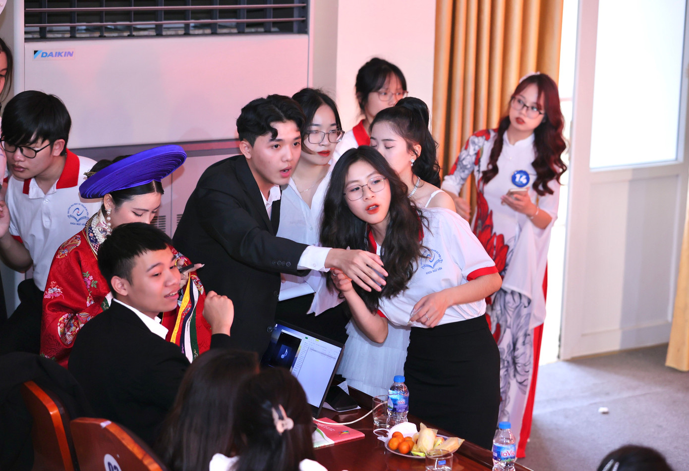 Lê Đăng Quyết (áo đen) chỉ đạo và làm MC chương trình “Tìm kiếm tài năng tân sinh viên khoa Ngữ văn” năm 2024.