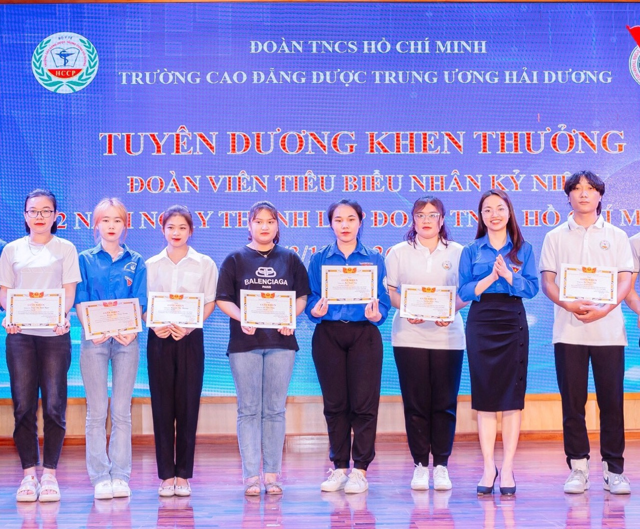 Thùy Trang cùng các bạn sinh viên nhận giấy khen Đoàn viên tiêu biểu. Thùy Trang cùng các bạn sinh viên nhận giấy khen Đoàn viên tiêu biểu.