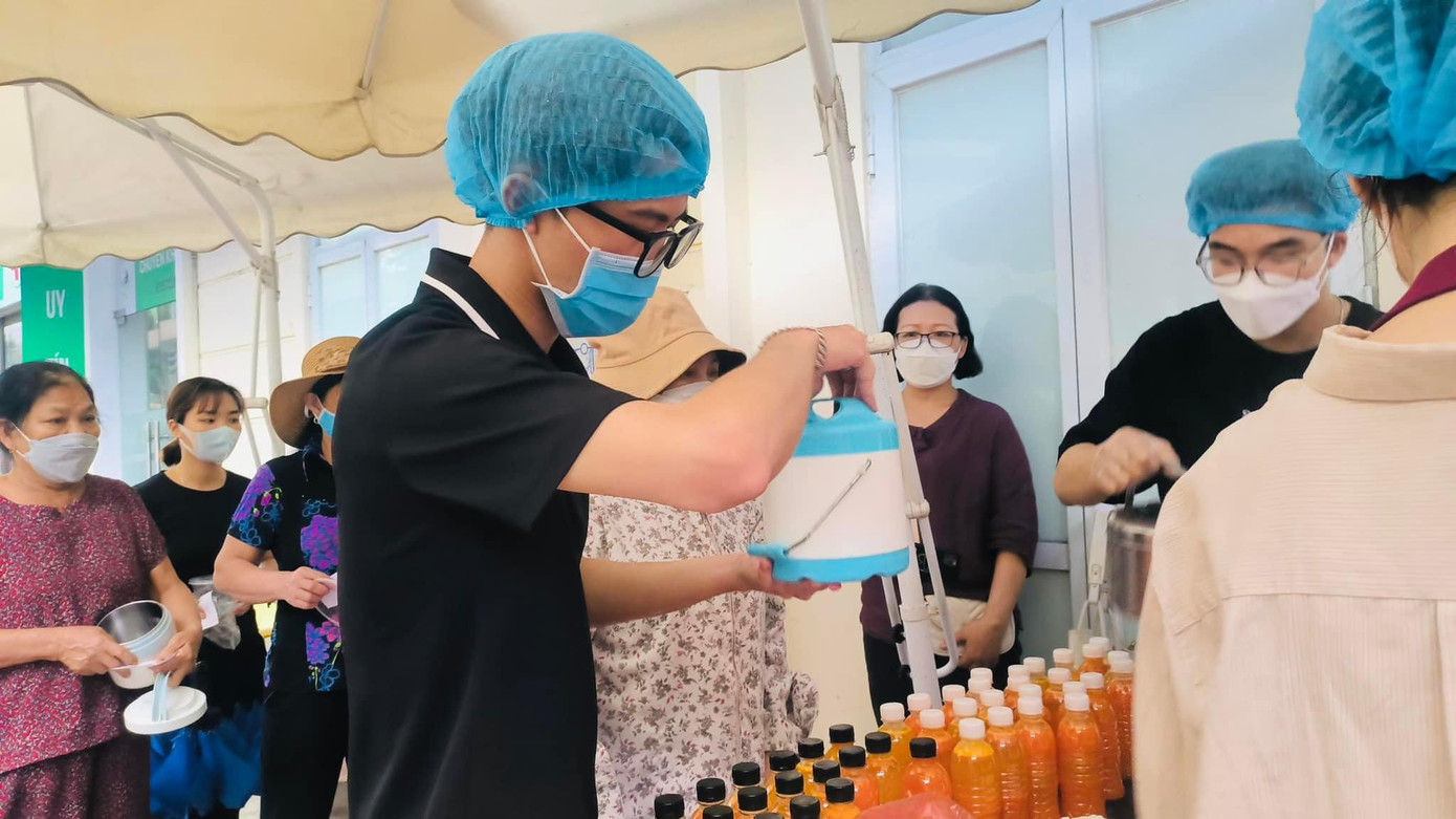 Tiến nở nụ cười hạnh phúc khi tham gia hoạt động thiện nguyện.