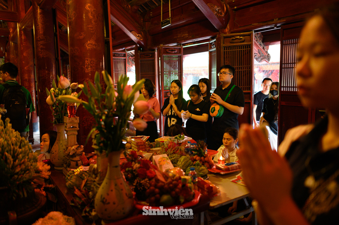 Rất đông phụ huynh và sĩ tử đến thắp hương ban thờ "Vạn thế sư biểu" Chu Văn An.