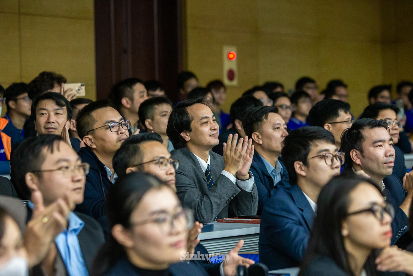 Nhiều cựu sinh viên, học viên của USTH về trường tham dự buổi lễ.