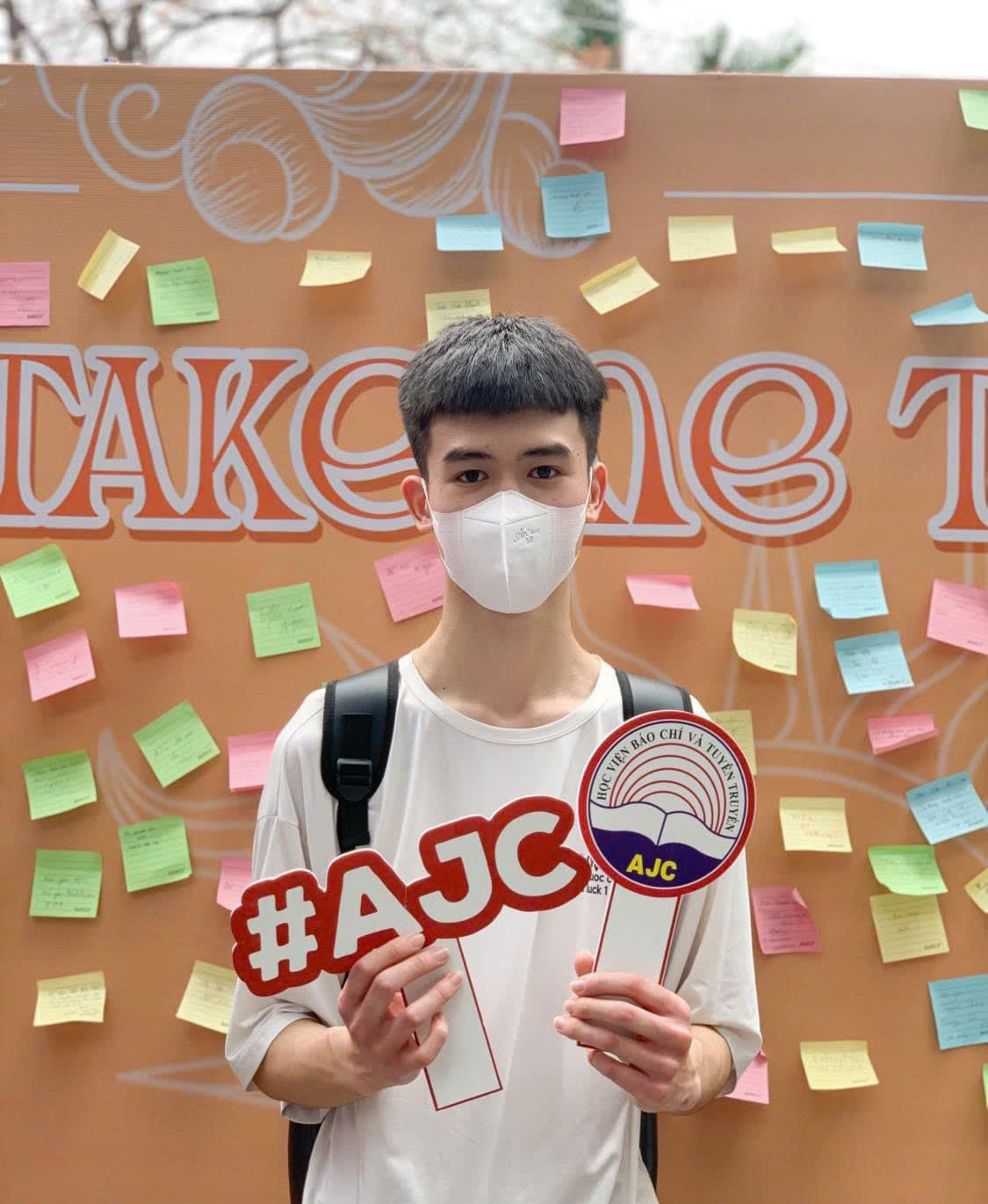 Bạn Trần Văn Khánh (19 tuổi, lớp Báo in K43 - Học viện Báo chí và Tuyên truyền) gửi gắm lời chúc đến phái đẹp nhân Ngày Phụ nữ Việt Nam: “Ngày 20/10 là dịp để chúng ta ghi nhớ và trân trọng những đóng góp của phụ nữ trong xã hội. Chúc các bạn luôn giữ vững đam mê và nhiệt huyết trong công việc cũng như cuộc sống. Các bạn là một phần quan trọng trong hành trình tạo nên những điều tốt đẹp xung quanh. Hãy luôn tự hào về chính mình!”