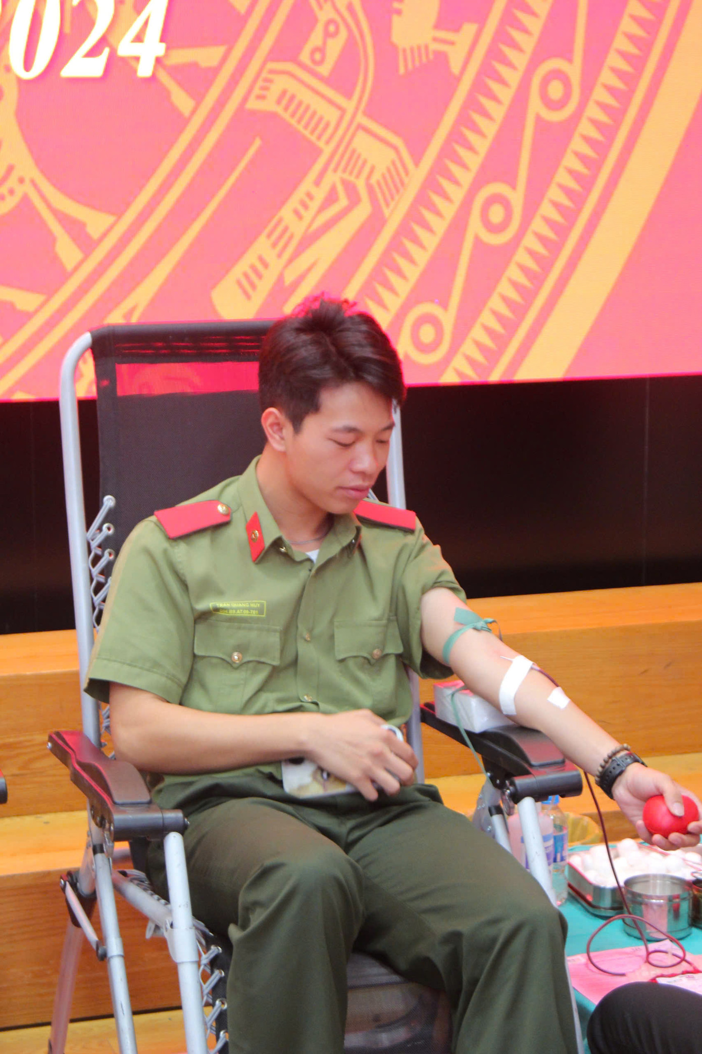 Quang Huy tham gia hoạt động hiến máu tình nguyện.