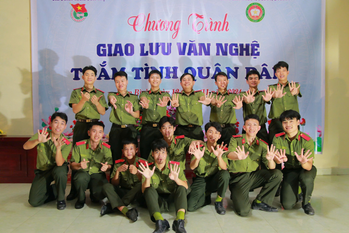 Quang Huy cùng các đồng đội của mình trong chuyến đi thực tế chính trị - xã hội tại tỉnh Thái Bình.