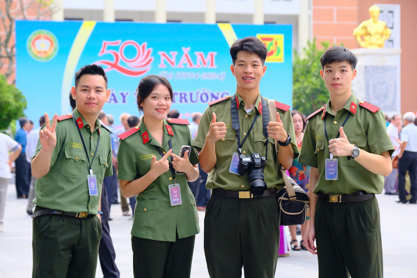 Quang Huy và những người bạn ở môi trường học tập mới.