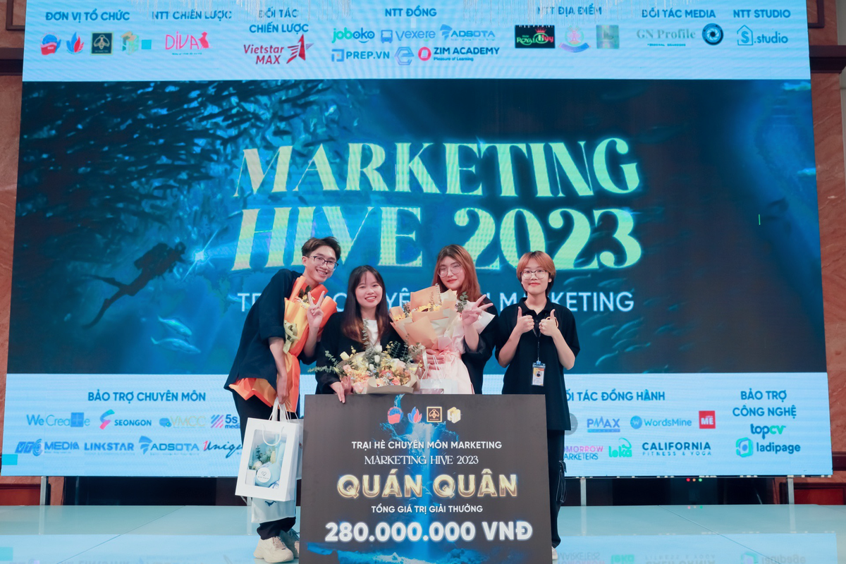 Kinh nghiệm tham gia cuộc thi về Marketing trước đó đã giúp An Na (thứ 3 từ phải qua) tự tin vượt qua vòng phỏng vấn.