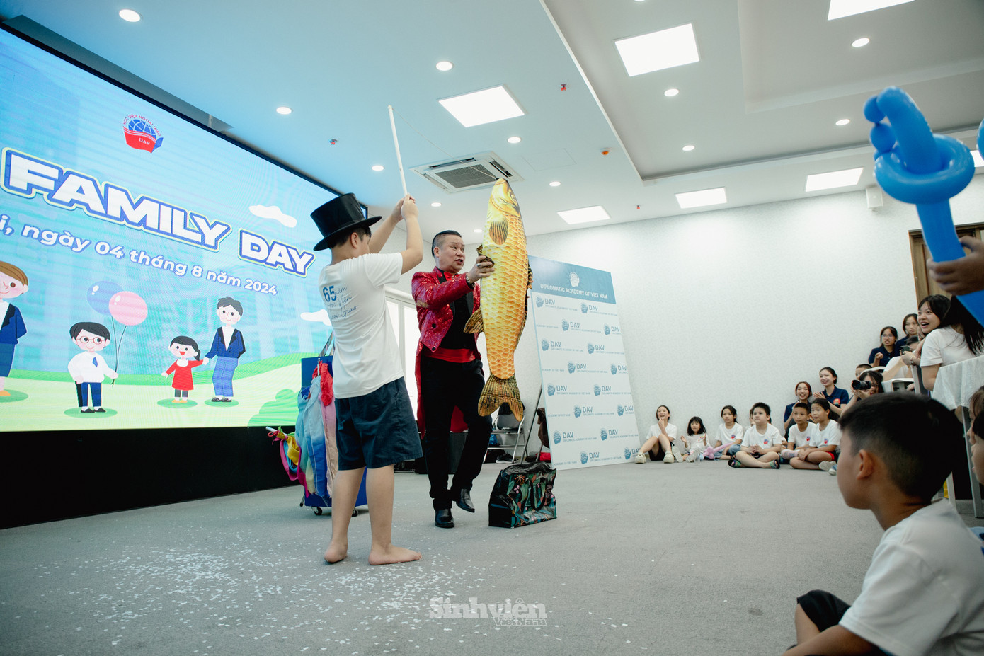 Các bạn nhỏ được trải nghiệm ảo thuật cùng ảo thuật gia.