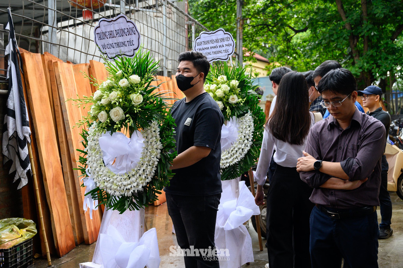 TS. Trần Quý Cao chia sẻ rằng nhà trường quyết định sẽ hoàn lại học phí học kì II năm học 2023 - 2024 và 5 triệu đồng gửi gia đình Khải. Đồng thời, hỗ trợ thủ tục hoàn bảo hiểm thân thể cho bạn. Đoàn Thanh niên, Hội sinh viên và tập thể cán bộ giảng viên Khoa KT-QTKD cũng có hỗ trợ tới gia đình.