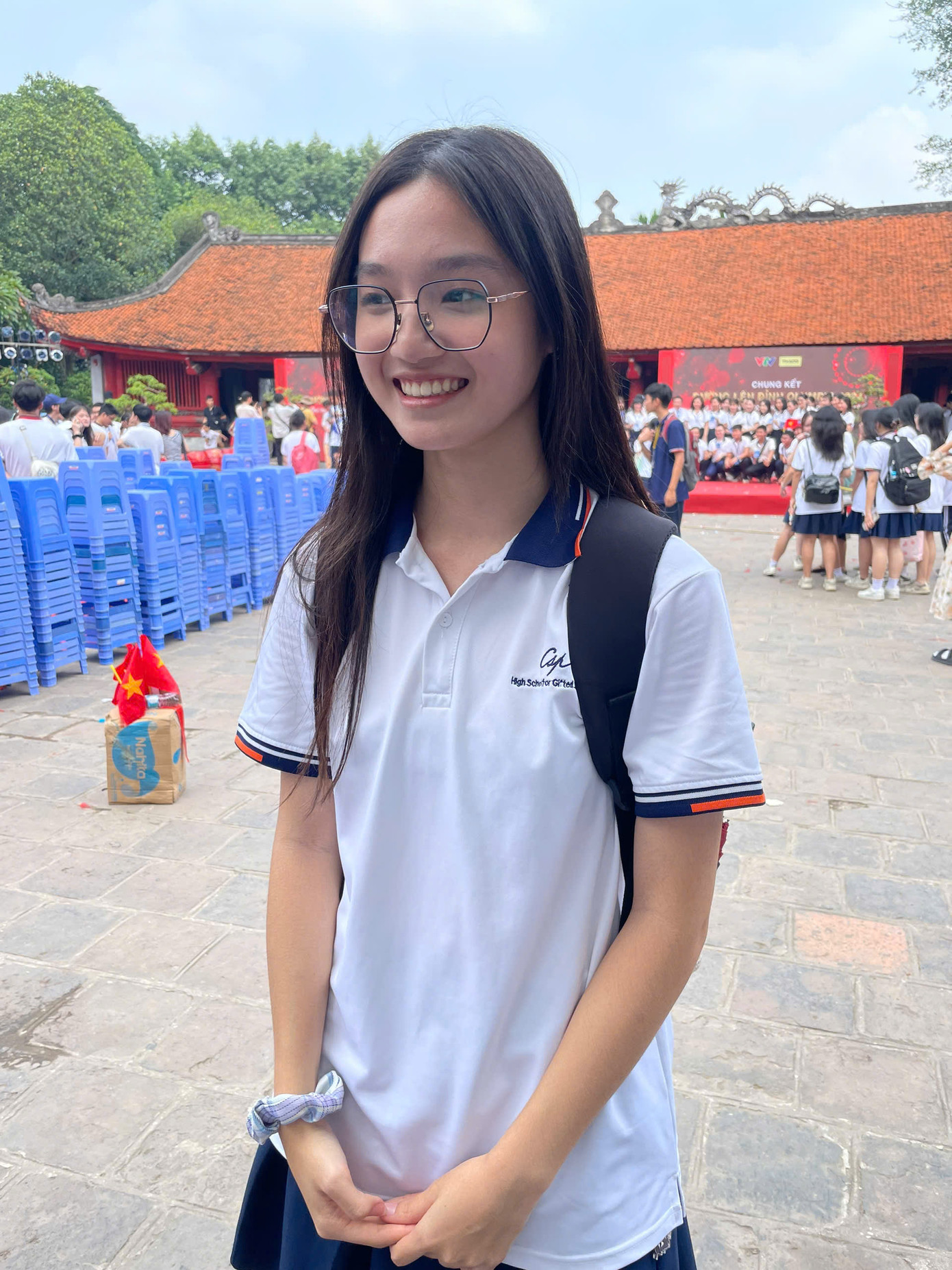 Bạn Nguyễn Vũ Nhật Linh, lớp 12 Anh 2, cùng trường với Phú cho biết: "Chúng mình đã đến đây rất sớm để cổ vũ tinh thần cho Nguyên Phú ở trận Chung kết này. Hiện tại mình đang rất phấn khởi và xúc động, cũng như rất tự hào về bạn. Dù bạn có về nhì, nhưng với Chuyên Đại học Sư phạm, với 12 Anh 1 bạn đã chiến thắng rồi."