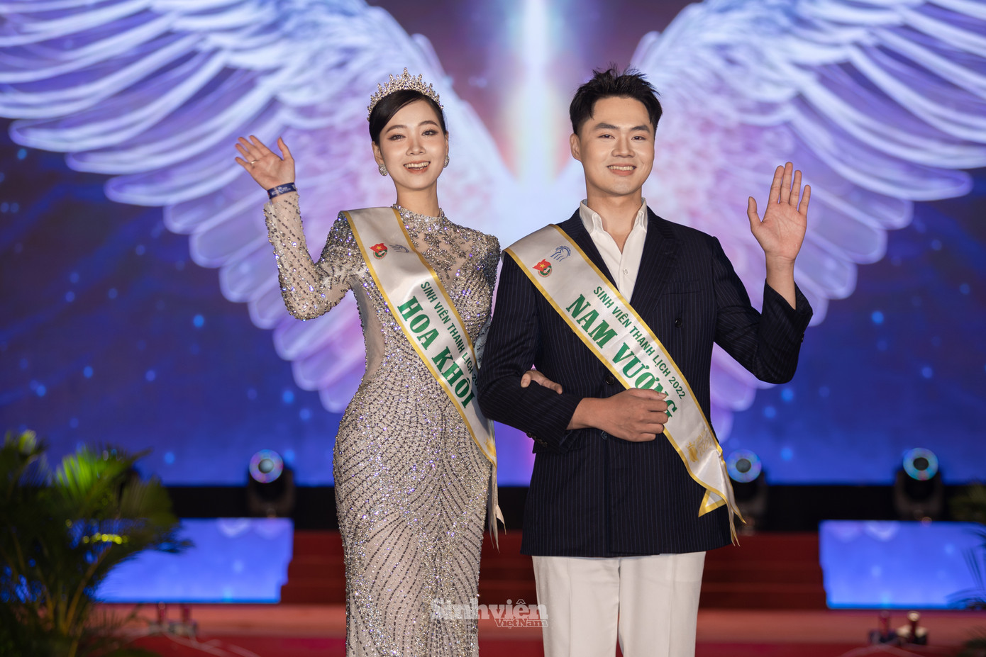 Hoa khôi và Nam vương Sinh viên Thanh lịch 2022 Lưu An Phương và Trần Quang Tú xuất hiện rạng rỡ tại đêm Chung kết.
