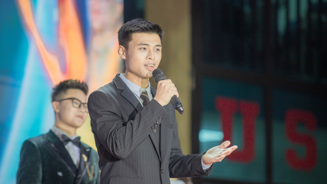 Tuấn Huy trả lời câu hỏi ứng xử trong đêm chung kết. Tuấn Huy trả lời câu hỏi ứng xử trong đêm chung kết.