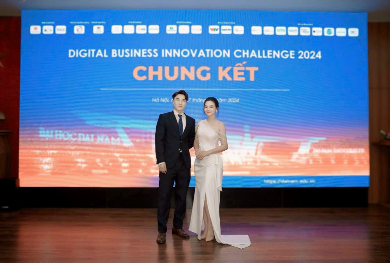 Thùy Linh cùng bạn dẫn.