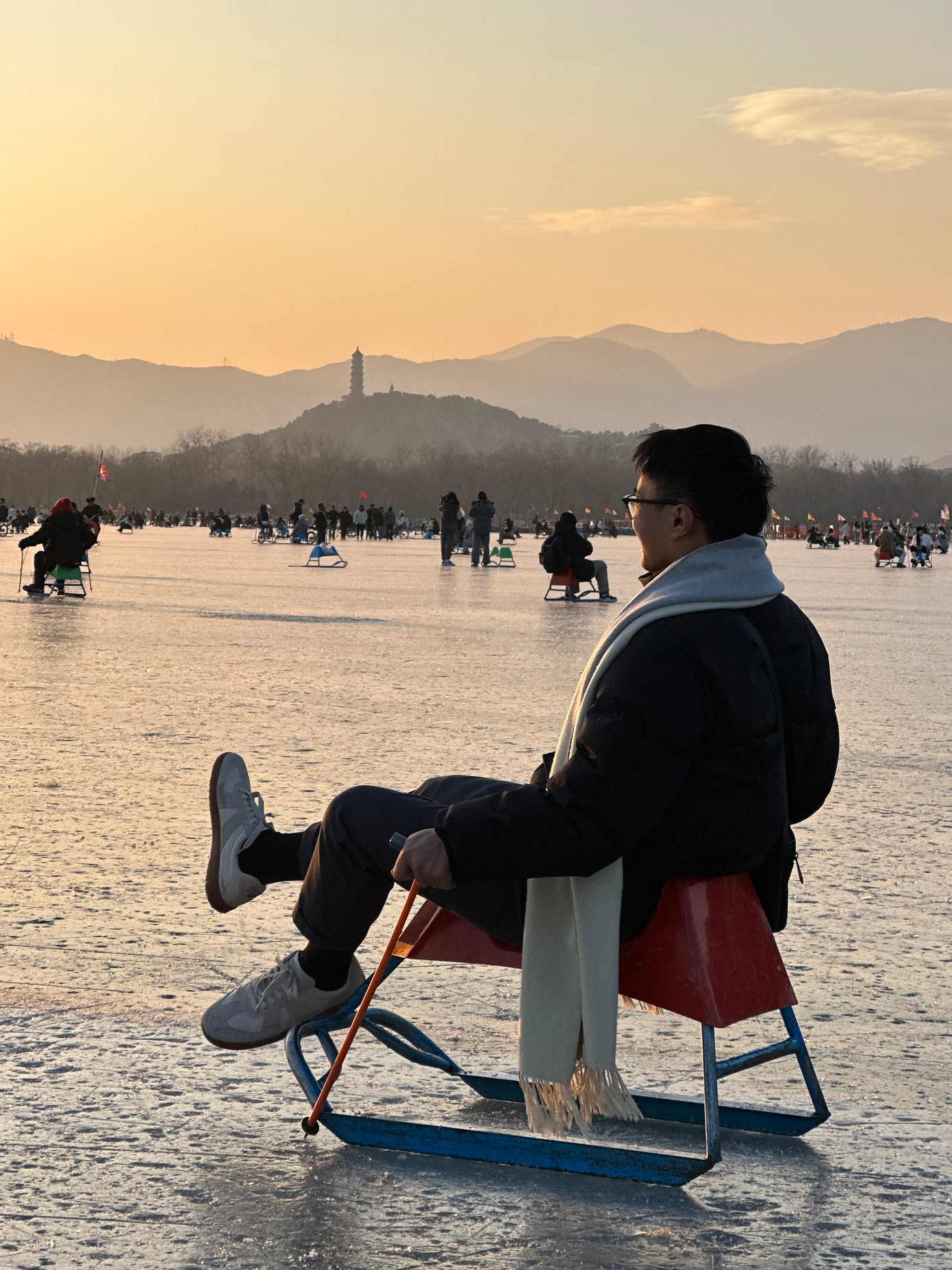 Đức Biên trải nghiệm trượt băng tại Di Hoà Viên.