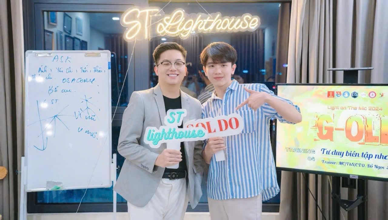 Minh Tiến (bên phải) trong một buổi training về giọng nói.