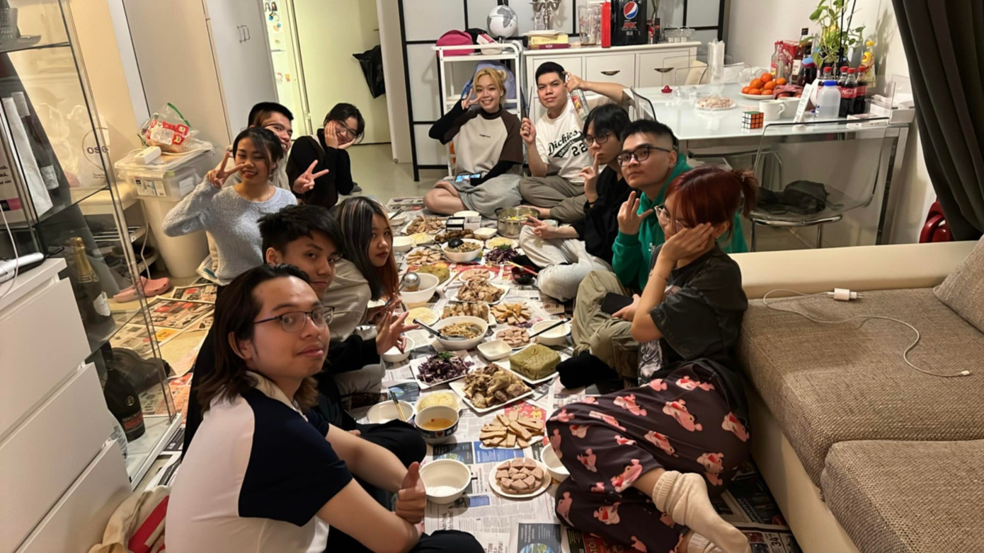 Phương Linh cùng cộng đồng du học sinh Việt Nam đón Tết tại Phần Lan. Phương Linh cùng cộng đồng du học sinh Việt Nam đón Tết tại Phần Lan.