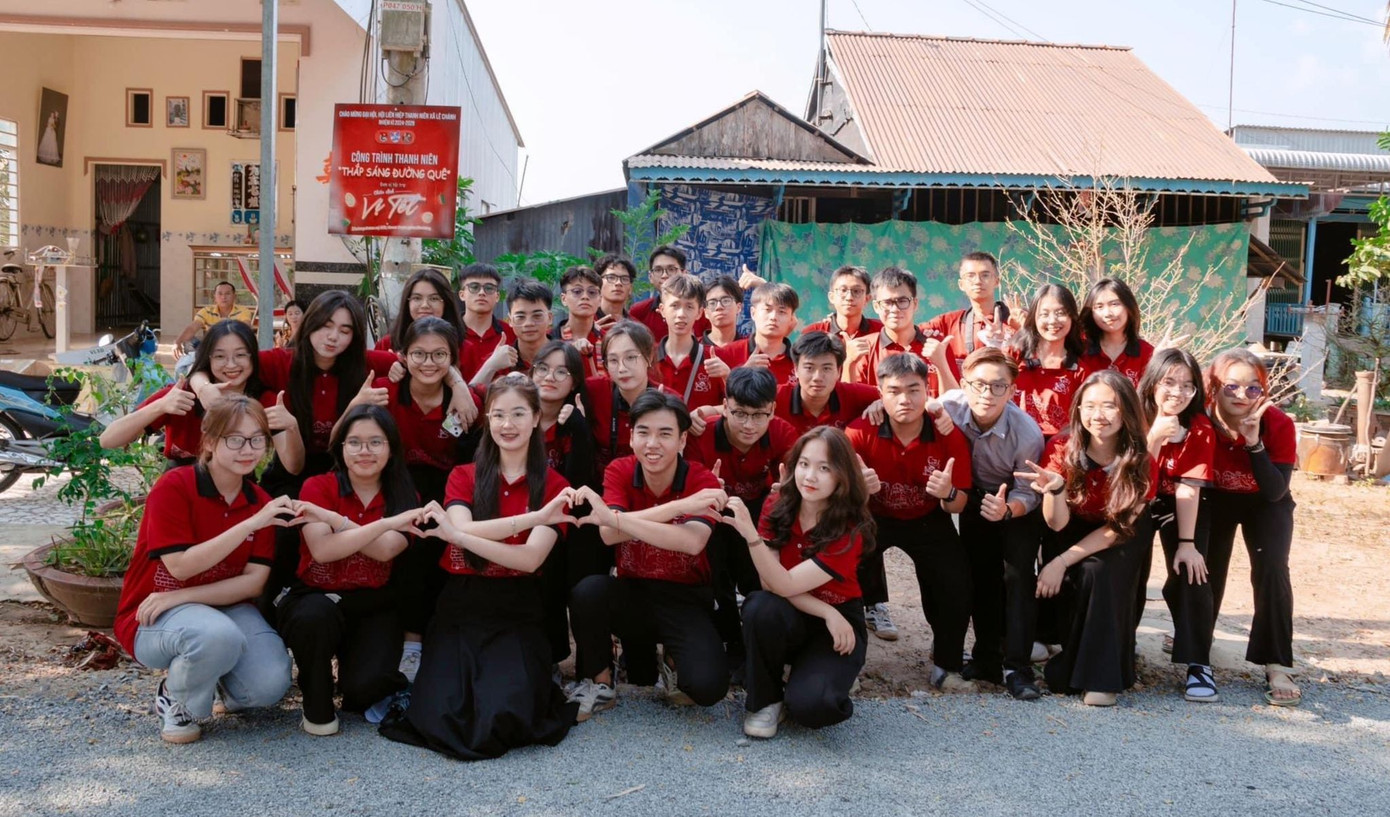 Phương Nhi cùng các thành viên Thắp sáng đường quê - Chiến dịch Vị Tết 2024. Phương Nhi cùng các thành viên Thắp sáng đường quê - Chiến dịch Vị Tết 2024.