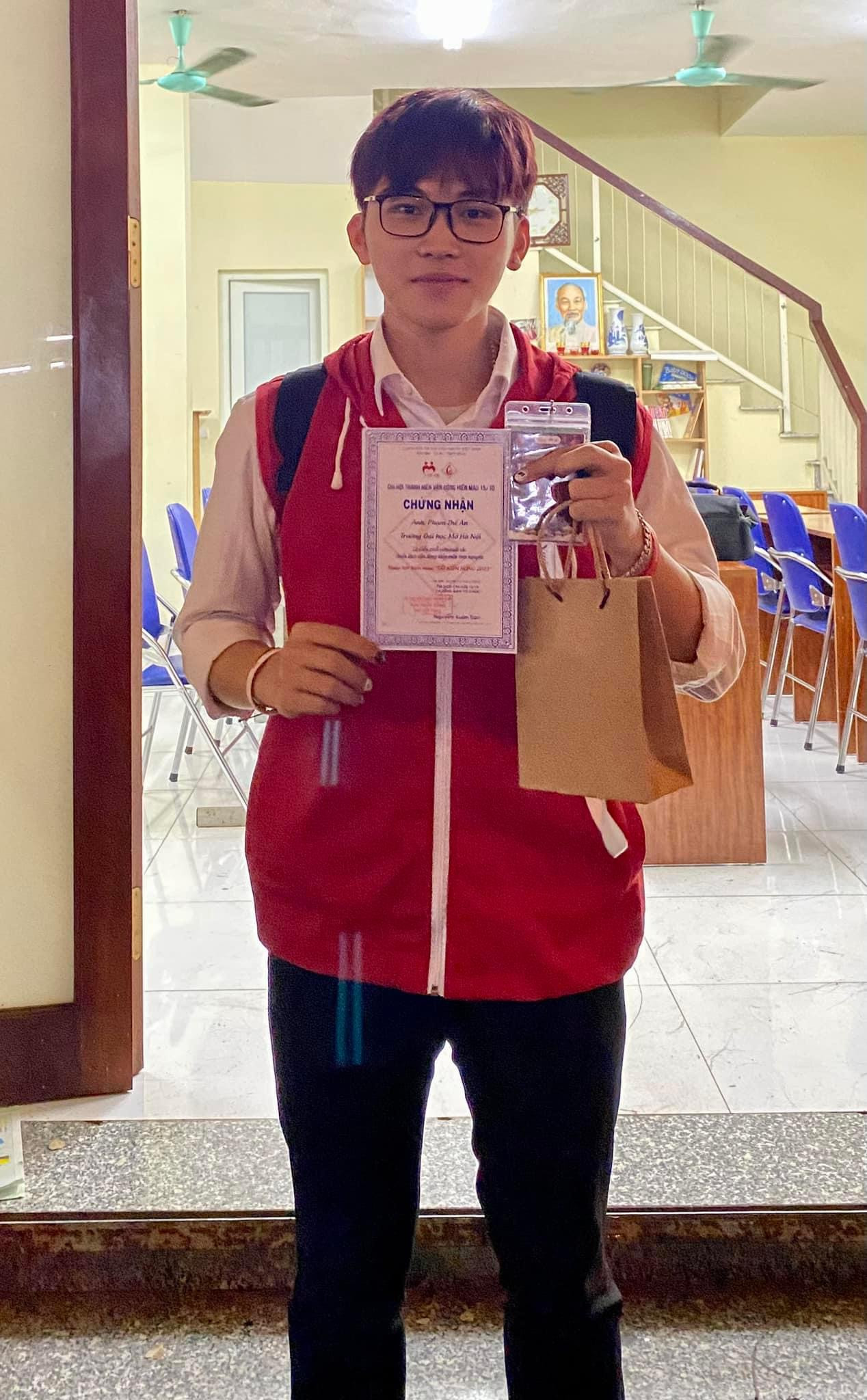 Thế An nhận giấy chứng nhận tại chương trình hiến máu "Tất Niên Hồng". Thế An nhận giấy chứng nhận tại chương trình hiến máu "Tất Niên Hồng".