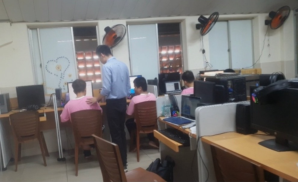 Hoàng trực tiếp đứng lớp dạy lập trình cho các bạn trẻ có đam mê.