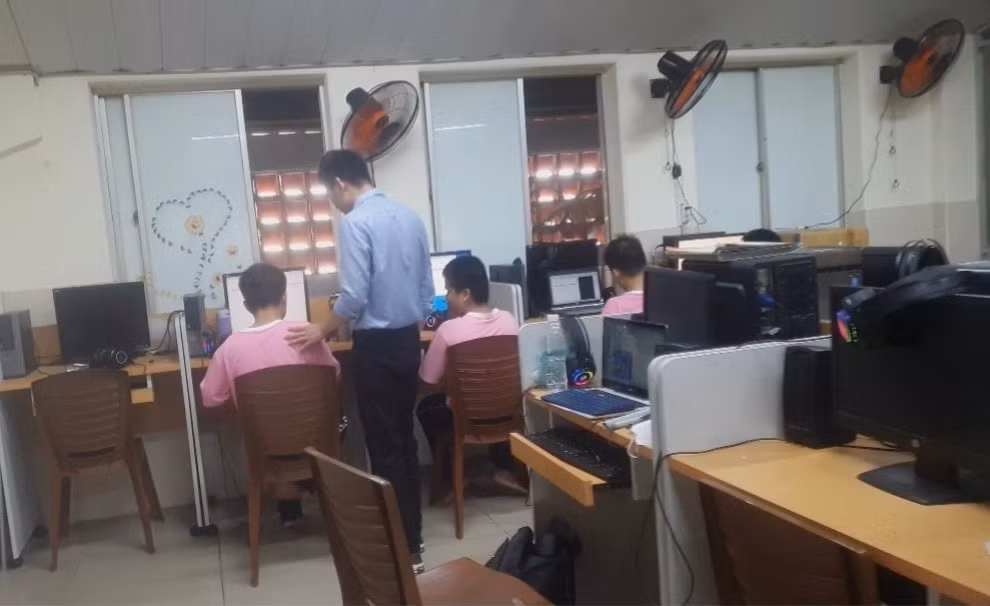Hoàng trực tiếp đứng lớp dạy lập trình cho các bạn trẻ có đam mê.