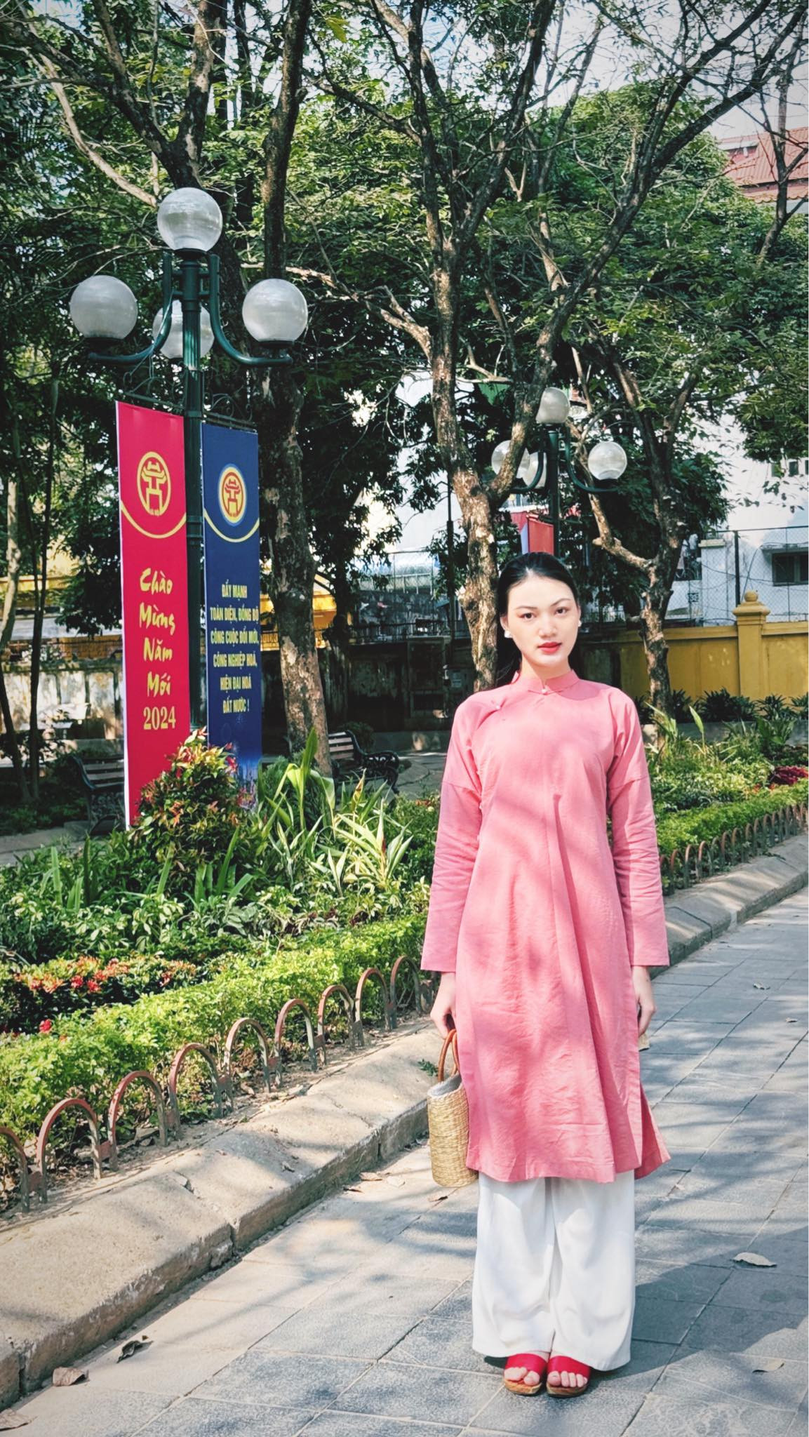 Cô luôn nhắc nhớ bản thân là phải trở về nhà và đón giao thừa cùng gia đình. Cô luôn nhắc nhớ bản thân là phải trở về nhà và đón giao thừa cùng gia đình.