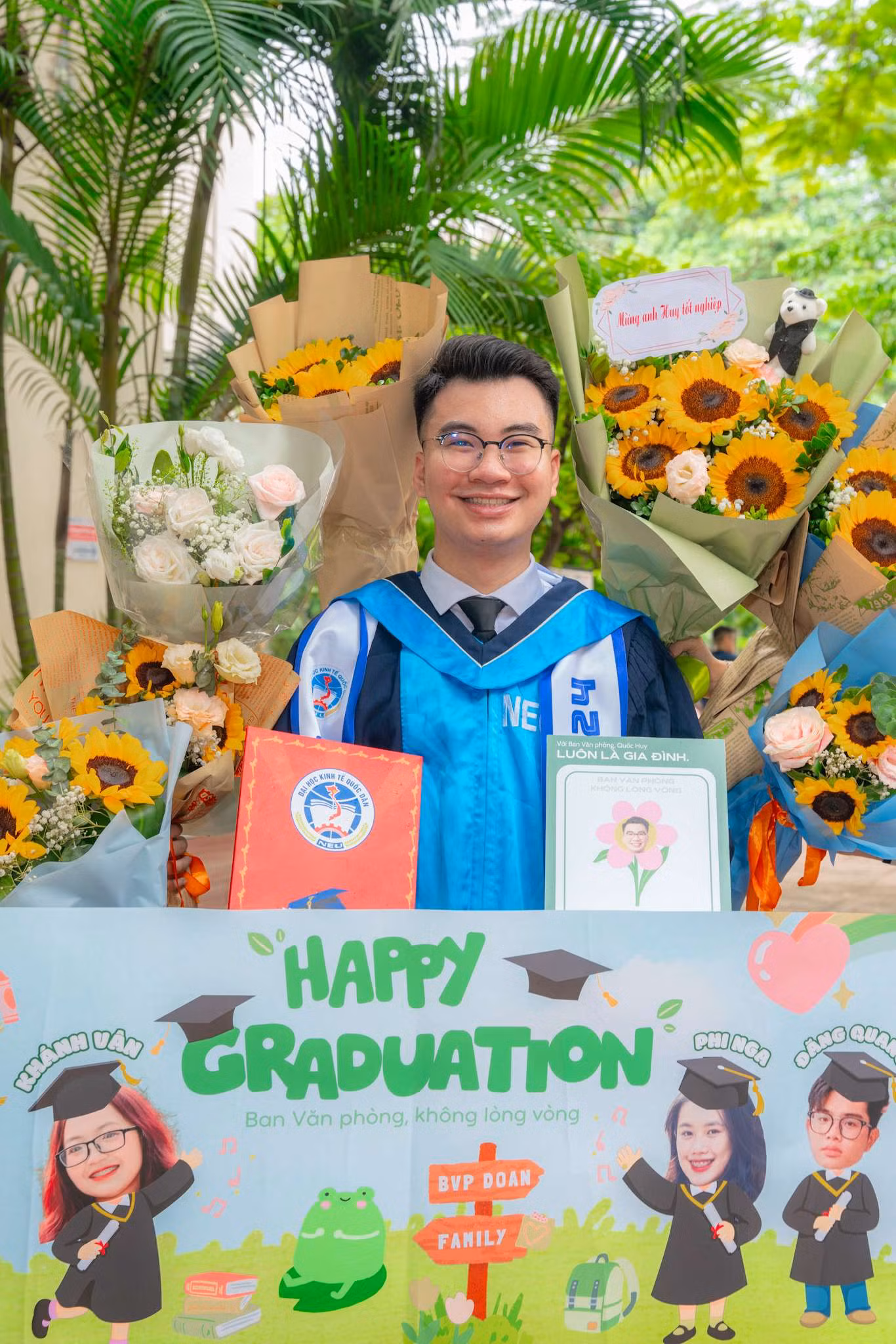 Tốt nghiệp loại xuất sắc của Trường Đại học Kinh tế Quốc dân.