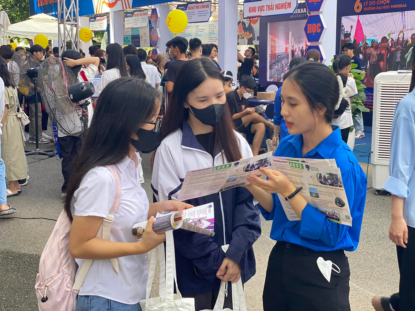 Tham gia tư vấn tuyển sinh tại Đại học Bách Khoa Hà Nội. Tham gia tư vấn tuyển sinh tại Đại học Bách Khoa Hà Nội.