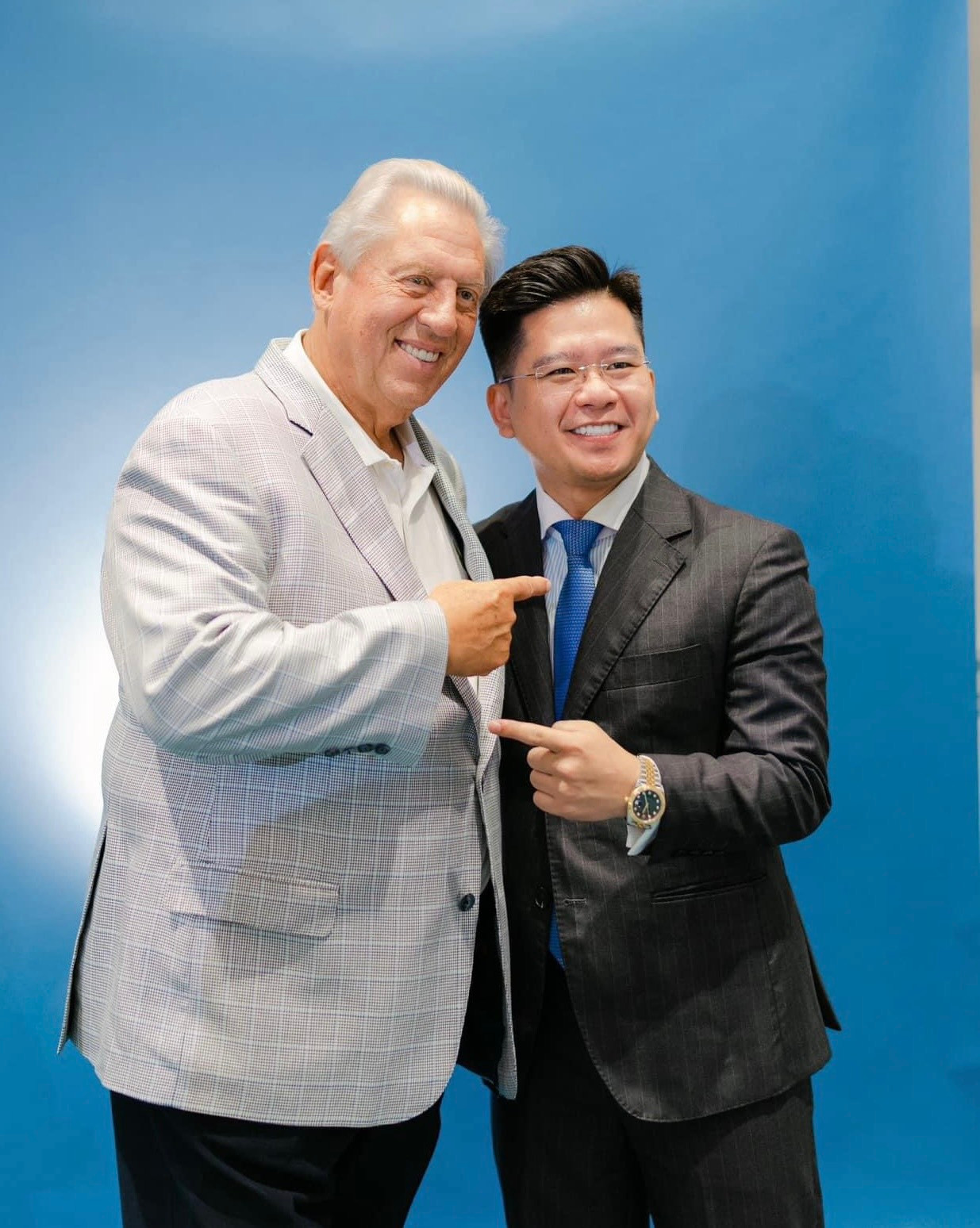 Anh Lang Công Đạt chụp ảnh cùng Tiến sĩ John.C.Maxwell – diễn giả hàng đầu thế giới đào tạo về lãnh đạo, tác giả nhiều cuốn sách bán chạy được tạp chí New York Times bình chọn.