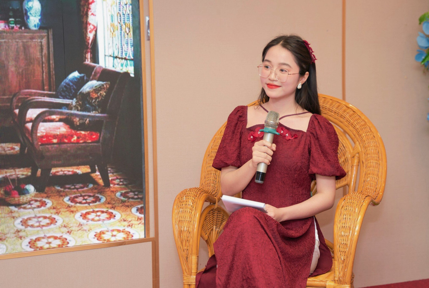 Bảo Ngọc bén duyên với dẫn chương trình từ năm nhất. Bảo Ngọc bén duyên với dẫn chương trình từ năm nhất.