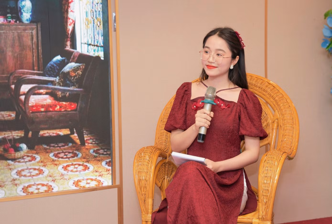 Bảo Ngọc bén duyên với dẫn chương trình từ năm nhất.