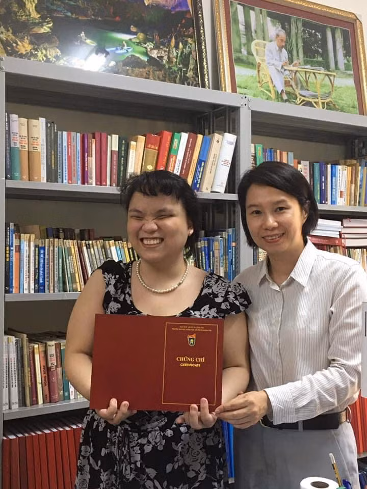 Nữ sinh nhận chứng chỉ Khóa đào tạo Nghiệp vụ Báo chí Truyền thông năm 2022 (Ảnh: NVCC)