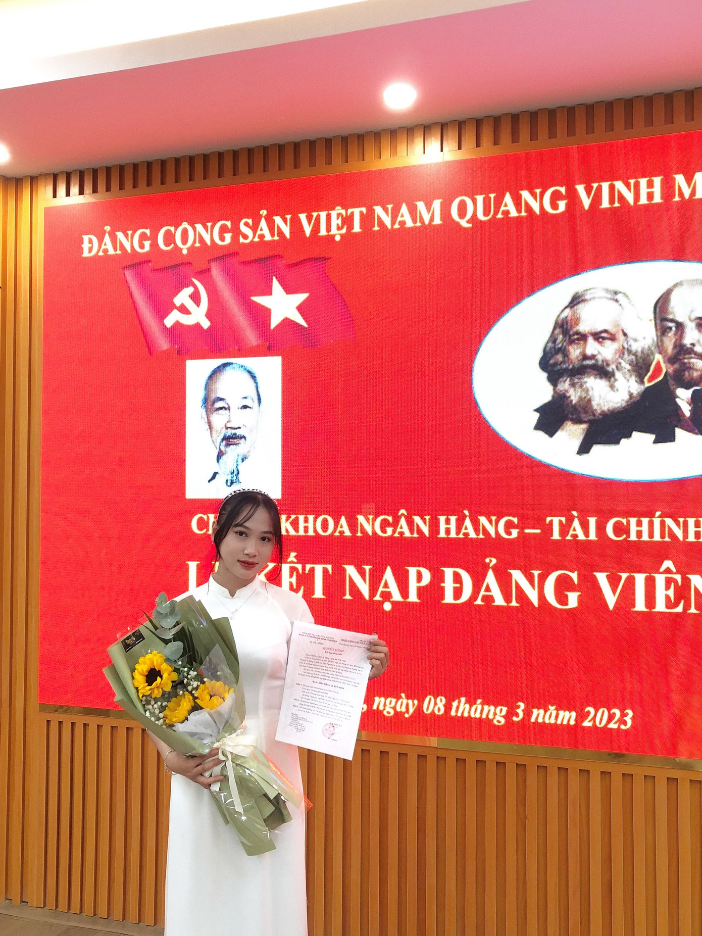 Phương Thảo vinh dự khi trở thành Đảng viên Đảng Cộng sản Việt Nam. Phương Thảo vinh dự khi trở thành Đảng viên Đảng Cộng sản Việt Nam.