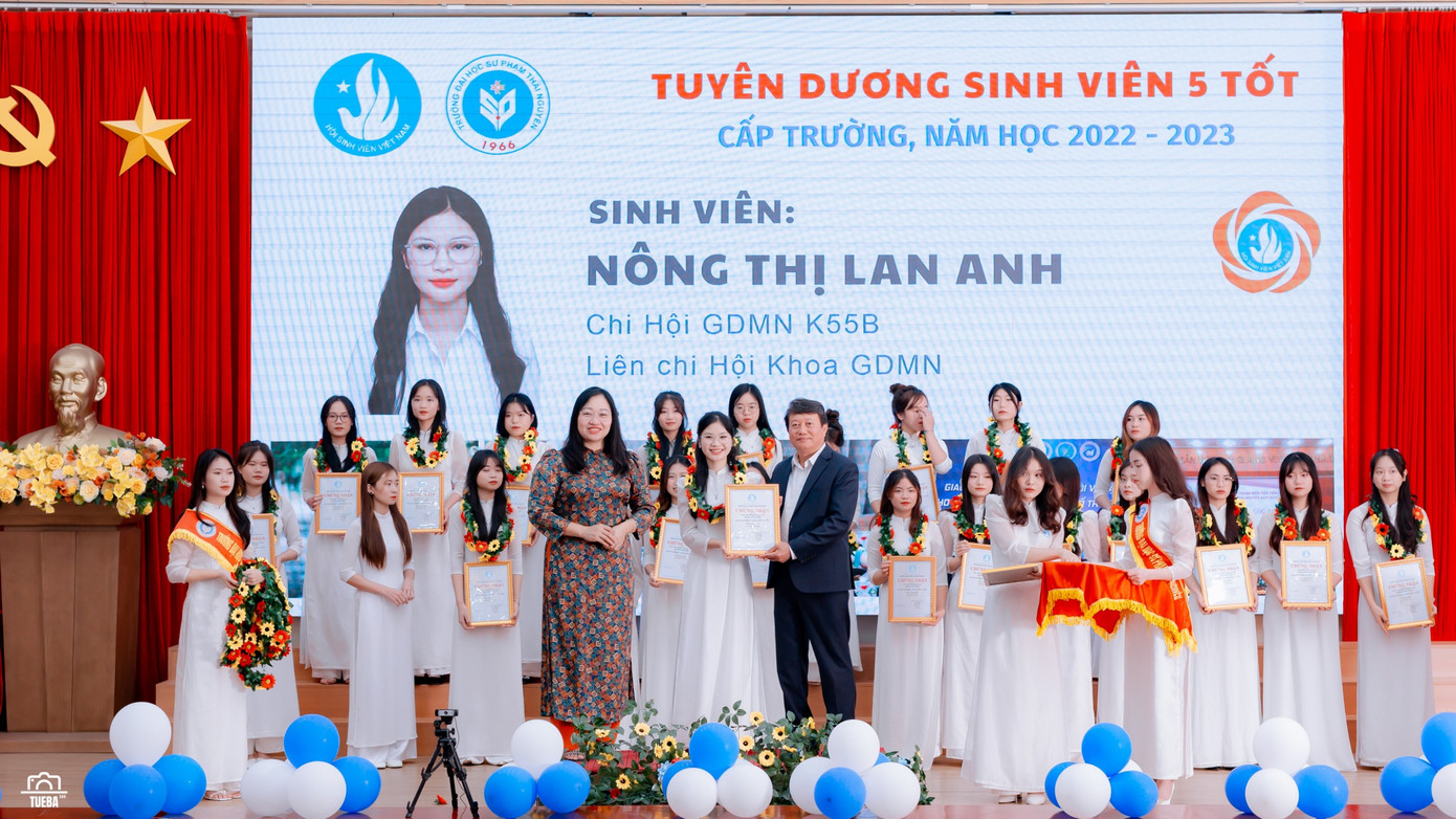 Lan Anh nhận tuyên dương Sinh viên 5 Tốt cấp Trường Đại học Sư phạm Thái Nguyên.