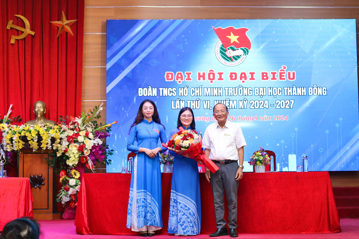 PGS,TS. Lê Văn Hùng - Chủ tịch Hội đồng, Hiệu trưởng nhà trường tặng hoa chúc mừng Đại hội. PGS,TS. Lê Văn Hùng - Chủ tịch Hội đồng, Hiệu trưởng nhà trường tặng hoa chúc mừng Đại hội.