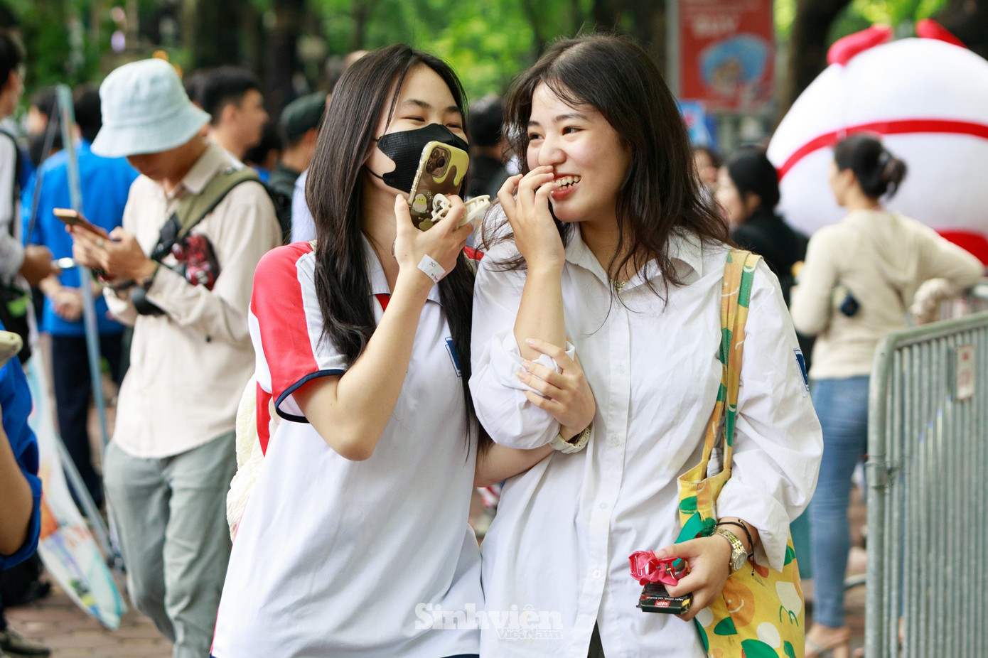 Thí sinh rời điểm thi với tinh thần thoải mái. Các sĩ tử cho rằng "với những bạn xét khối tự nhiên, đề thi khá "nhẹ nhàng". (Ghi nhận tại điểm thi THPT Phan Đình Phùng - Hà Nội)