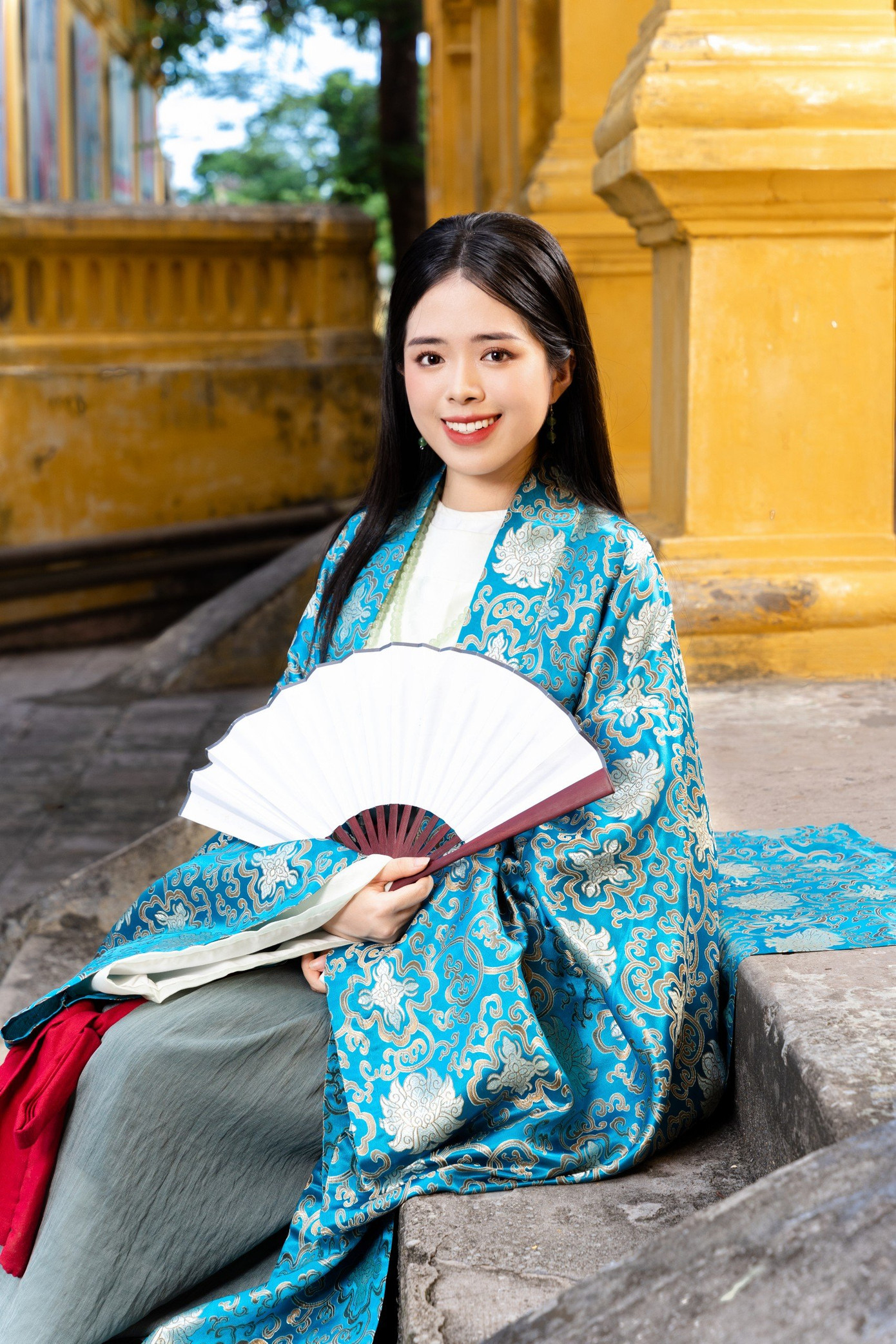 Diễm Quỳnh trong bộ Việt Phục thời Lê Trung Hưng. Diễm Quỳnh trong bộ Việt Phục thời Lê Trung Hưng.