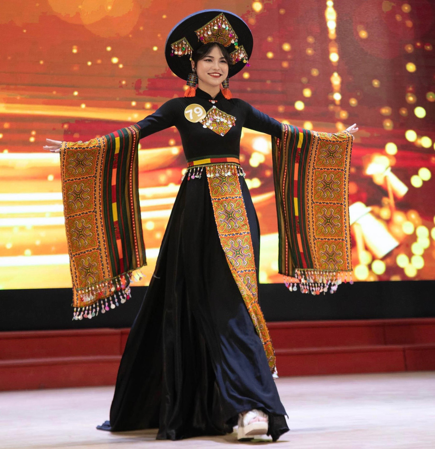 Diễm Quỳnh dự thi Sinh viên thanh lịch vòng Bán kết.