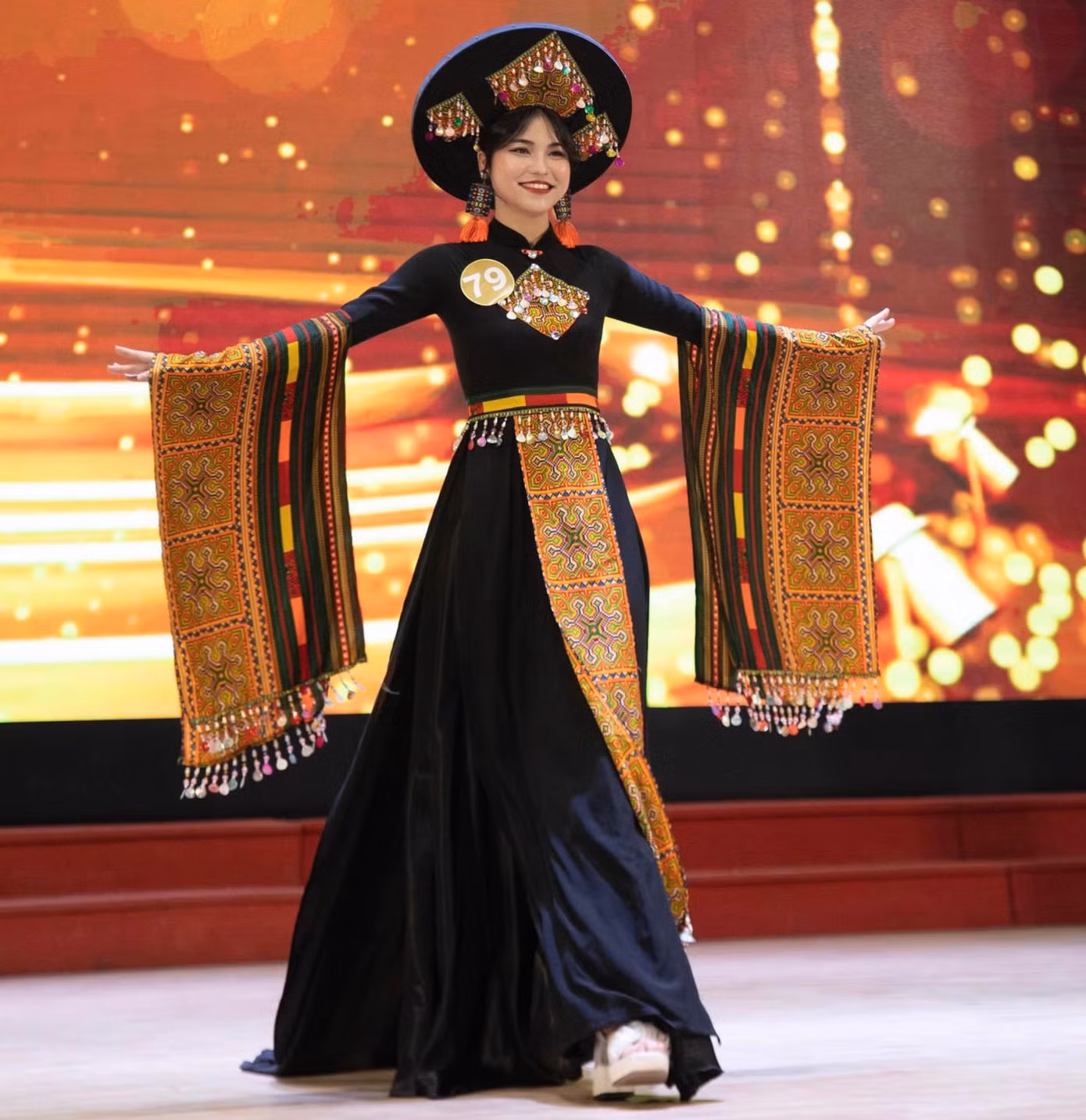 Diễm Quỳnh dự thi Sinh viên thanh lịch vòng Bán kết. Diễm Quỳnh dự thi Sinh viên thanh lịch vòng Bán kết.