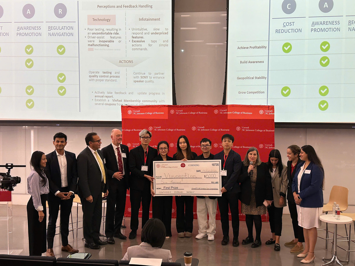 Quỳnh Ngân và đồng đội đạt giải Quán quân cuộc thi quốc tế Cornell EMI Corning Case Competition.