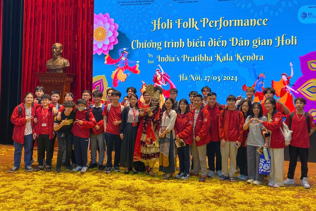 Giảng viên và sinh viên Đại học Bách khoa Hà Nội chụp ảnh cùng các nghệ sĩ của đoàn múa Pratibha Kala Kendra.