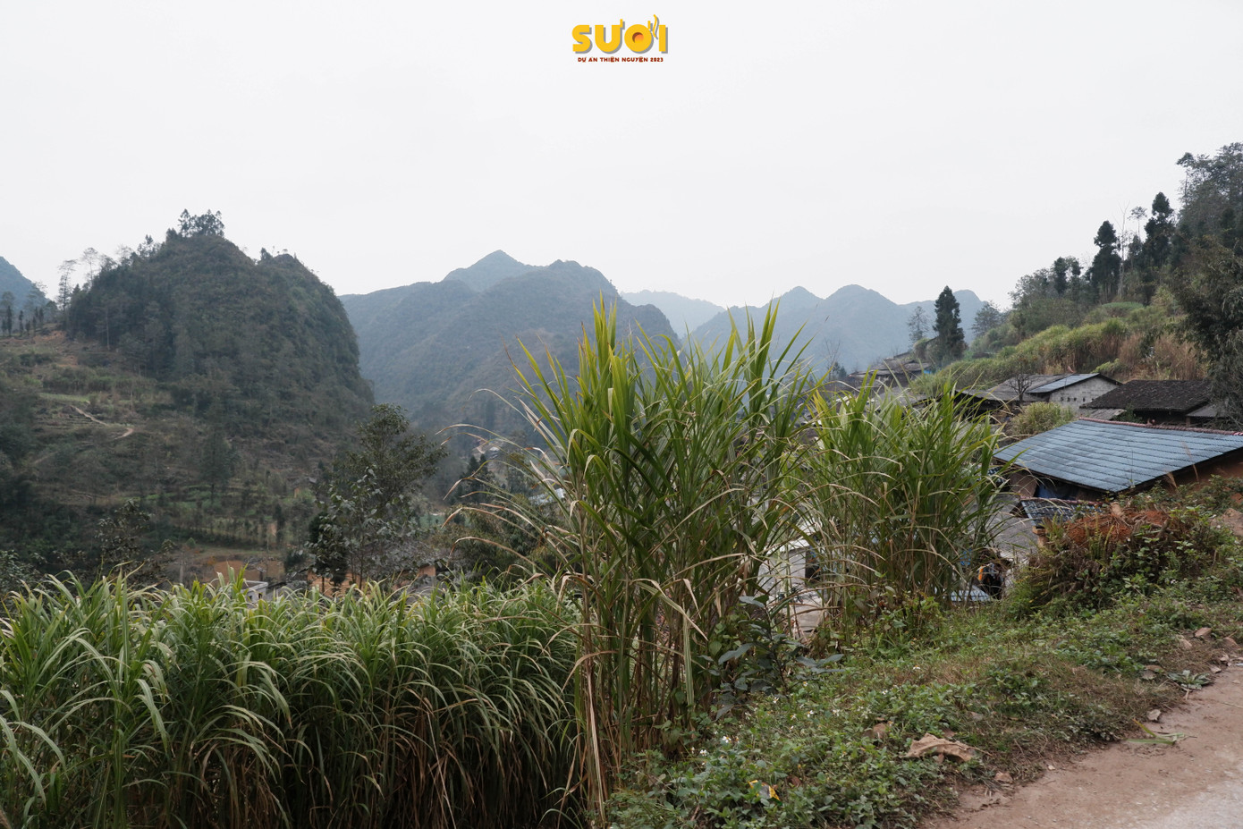 Điểm trường vẫn còn những khó khăn về cơ sở vật chất. Điểm trường vẫn còn những khó khăn về cơ sở vật chất.